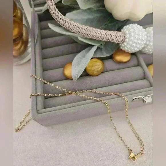 Fashionable, thin waterwave gold, 18k plated, tarnis free 18-inch necklace - Picture 1 of 5